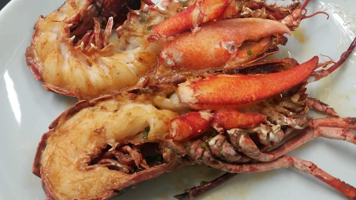 Homard breton cuisiné au Fil Rouge, restaurant à Quimper