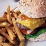 Hamburger maison avec des frites au Fil Rouge à Quimper