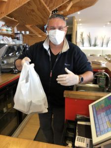 Distribution de repas à emporter au Fil Rouge à Quimper