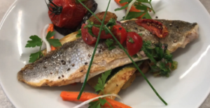 Bar cuisiné avec une sauce vierge au restaurant le Fil Rouge à Quimper