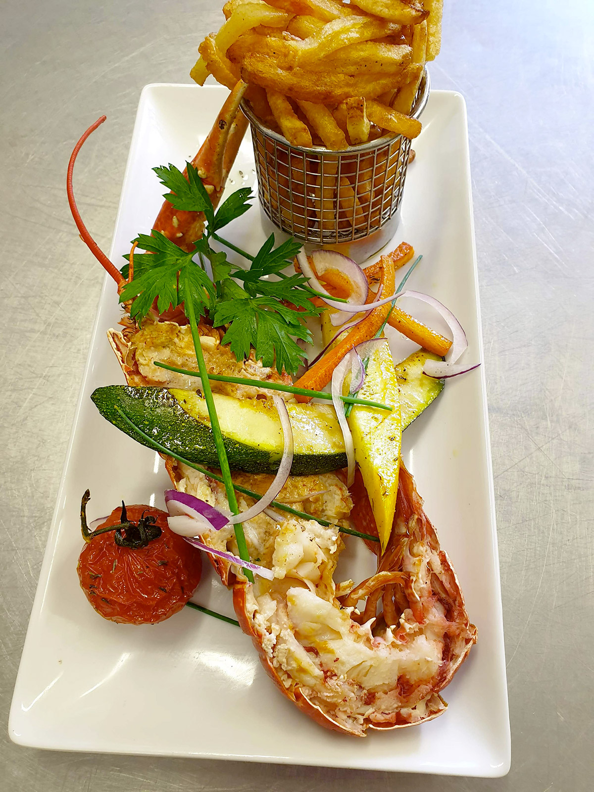 Demi homard avec frites maison servi au Fil Rouge, restaurant à Quimper