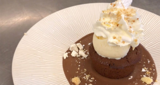 Fondant au chocolat maison préparé au Fil Rouge, restaurant à Quimper