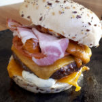 Burger tête de lard à emporter au Fil Rouge, restaurant à Quimper