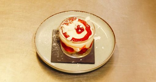 Verrine de mousse fruit de la passion framboises