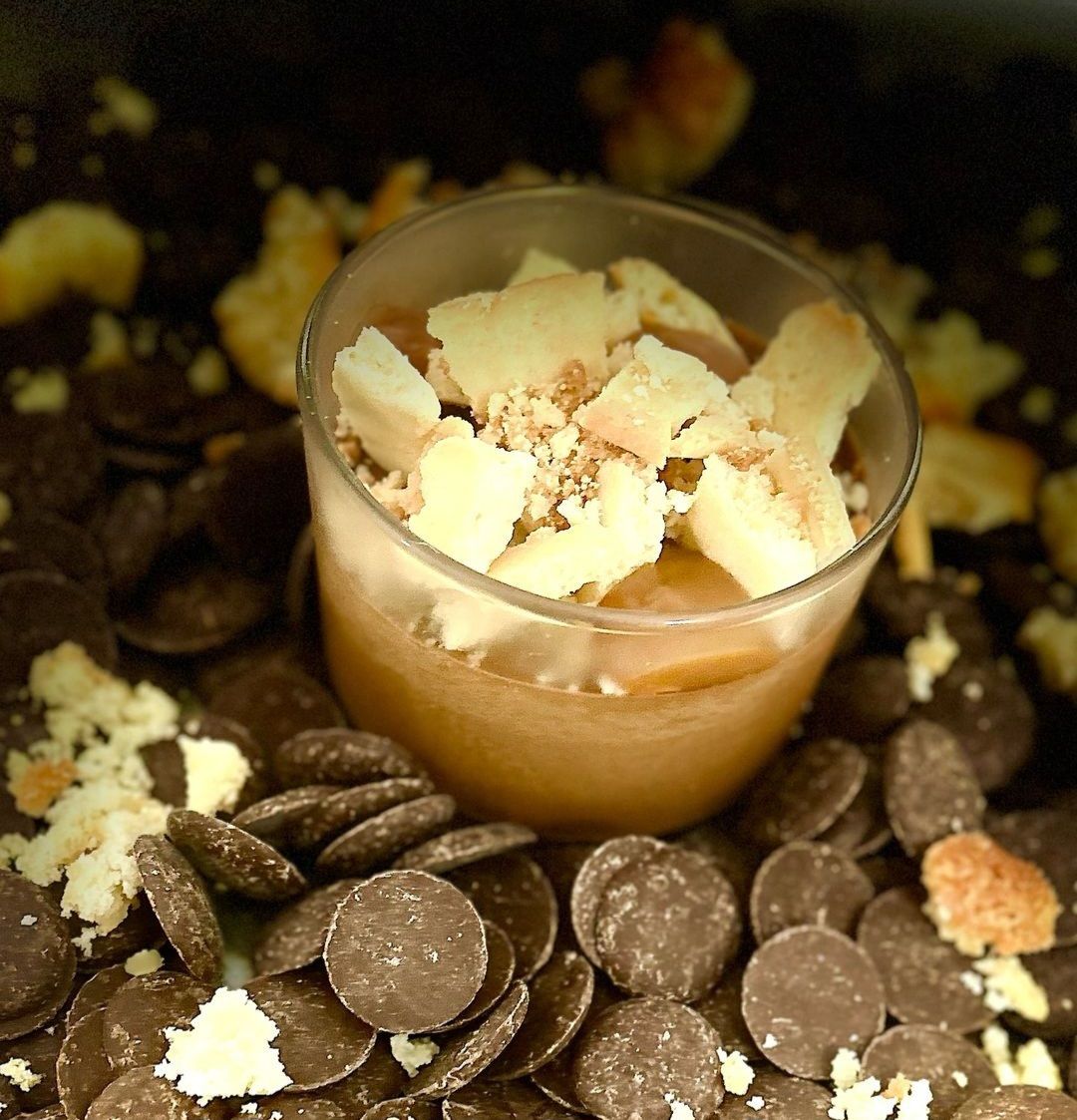 Mousse Baya au chocolat, caramel 1/2 sel, crumble de biscuit breton