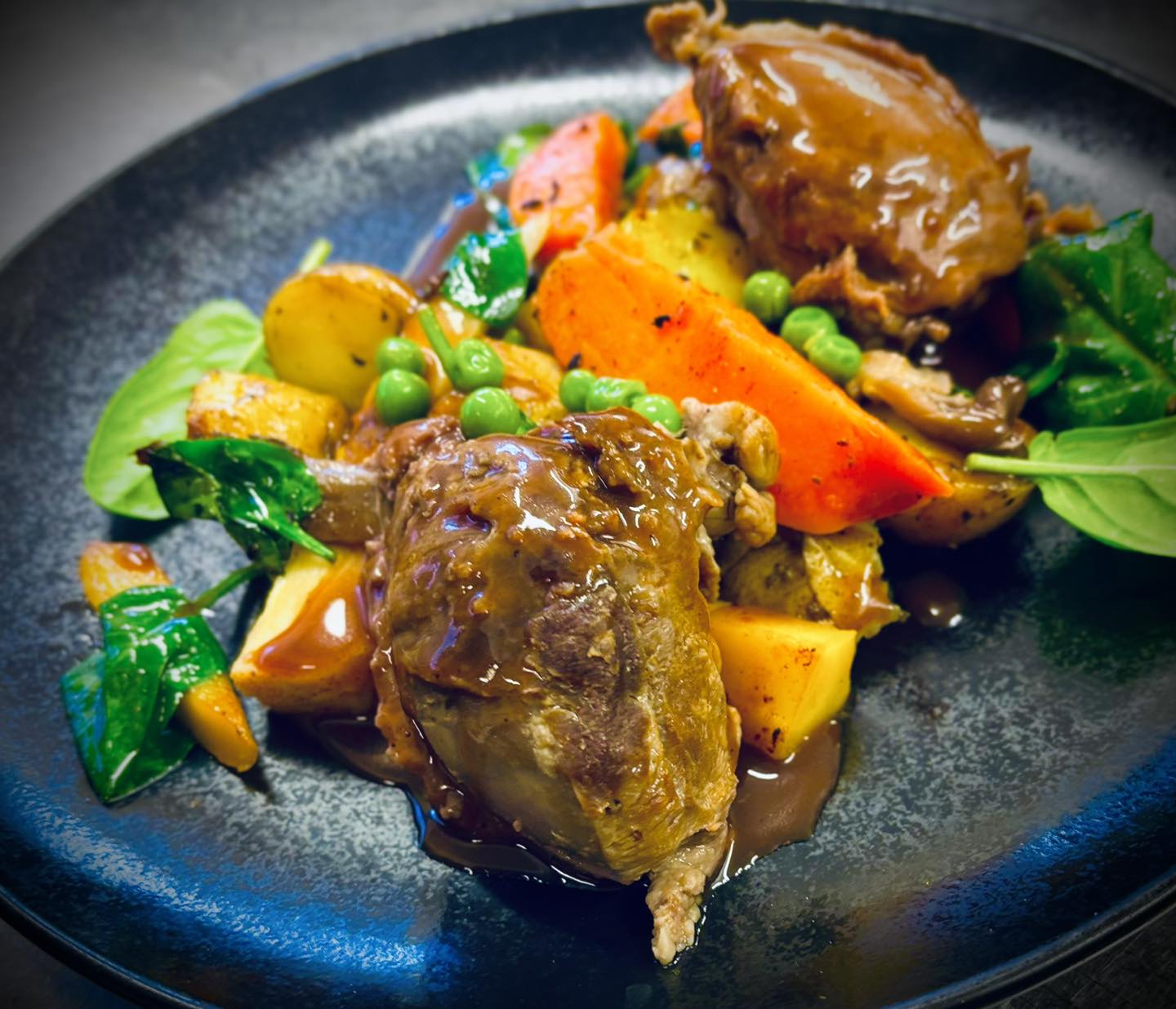 Noix de joue de cochon braisée au chaudron, avec ses petits légumes